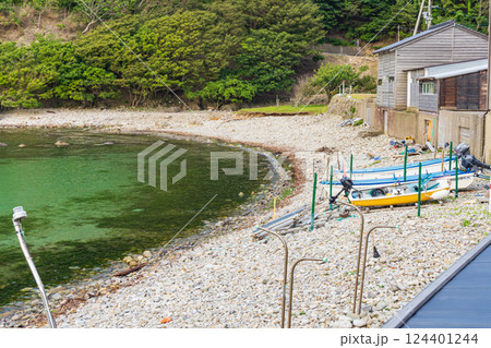伝統的な焼杉板の町並みと海（兵庫県豊岡市竹野町） 124401244