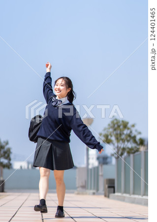 爽やかな青空の下元気に踊る女子高生 124401465