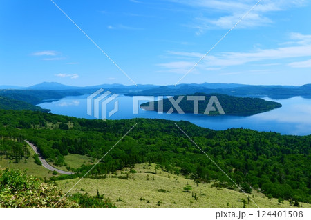 美幌峠からの屈斜路湖。弟子屈、北海道、日本。6月下旬。 124401508