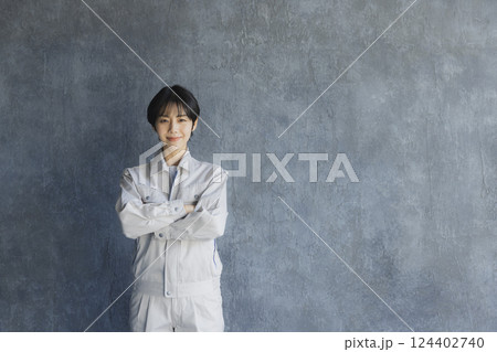 作業着姿の女性 124402740