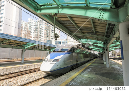 西大田駅に到着した湖南線の高速列車 124403081
