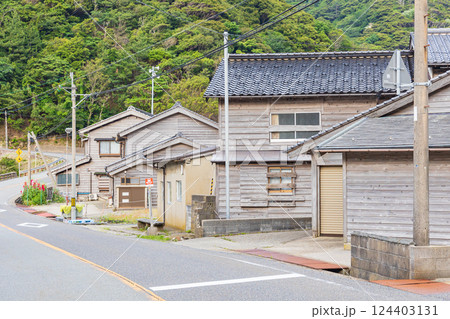 伝統的な焼杉板の町並み(兵庫県豊岡市竹野町) 伝統的な焼杉板の町並み(兵庫県豊岡市竹野町) 124403131
