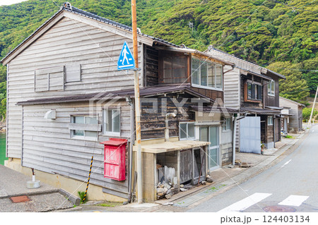 伝統的な焼杉板の町並み(兵庫県豊岡市竹野町) 伝統的な焼杉板の町並み(兵庫県豊岡市竹野町) 124403134