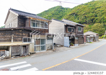 伝統的な焼杉板の町並み（兵庫県豊岡市竹野町） 124403137