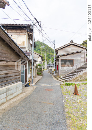 伝統的な焼杉板の町並み(兵庫県豊岡市竹野町) 伝統的な焼杉板の町並み(兵庫県豊岡市竹野町) 124403138