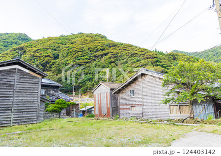 伝統的な焼杉板の町並み（兵庫県豊岡市竹野町） 124403142