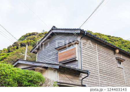 伝統的な焼杉板の町並み(兵庫県豊岡市竹野町) 伝統的な焼杉板の町並み(兵庫県豊岡市竹野町) 124403143