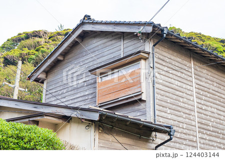 伝統的な焼杉板の町並み（兵庫県豊岡市竹野町） 124403144