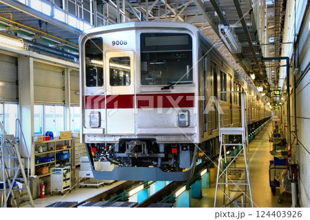 東上線の雄… 全般検査に訪れた本線系統の工場で出場を待つ『9000系』 124403926