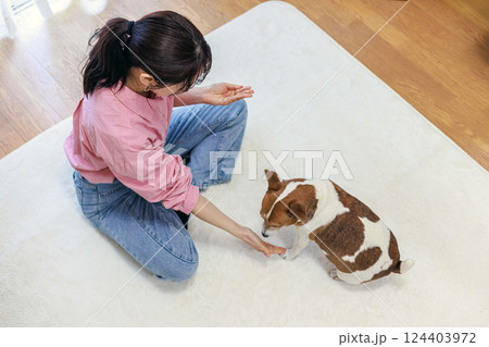 犬と若い女性 124403972