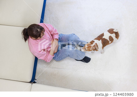 犬と若い女性 124403980