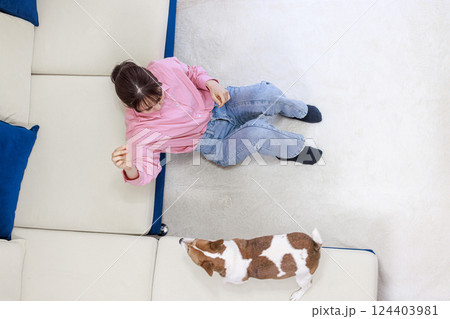 犬と若い女性 124403981