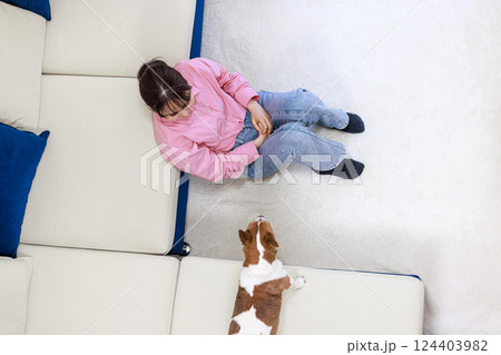 犬と若い女性 124403982
