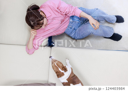 犬と若い女性 124403984