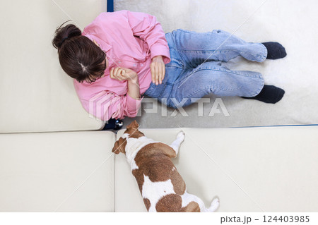 犬と若い女性 124403985