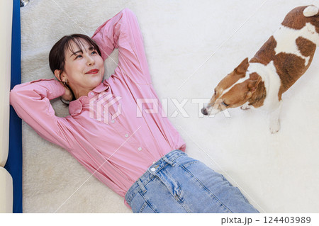 犬と若い女性 124403989