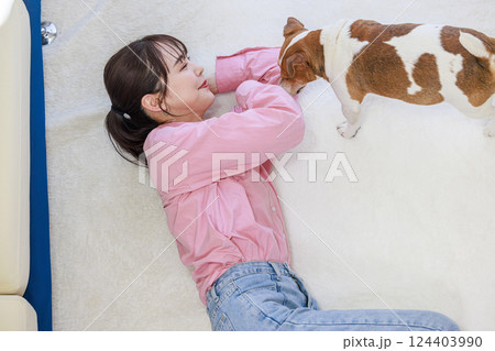 犬と若い女性 犬と若い女性 124403990
