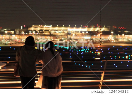 羽田空港の夜景を眺める女性二人 羽田空港の夜景を眺める女性二人 124404812