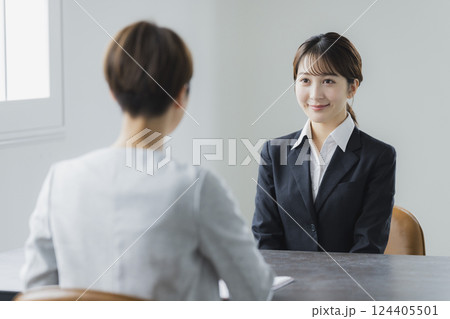 面接をする女性 124405501