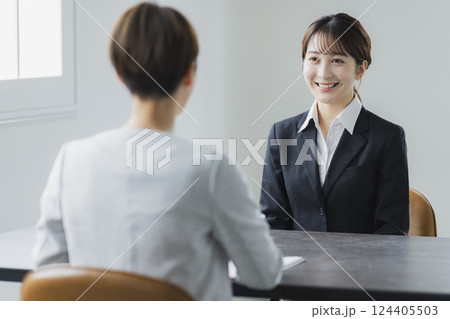 面接をする女性 124405503