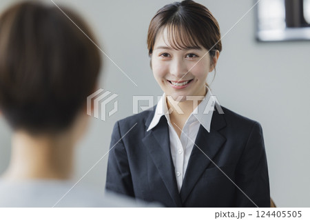 面接をする女性 面接をする女性 124405505