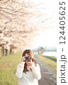 桜を撮る女性 124405625
