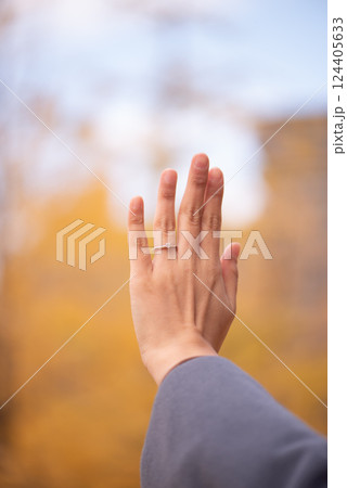 婚約指輪をつける 婚約指輪をつける 124405633