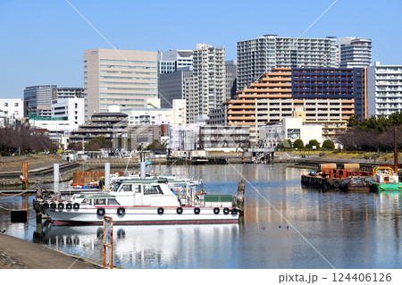 品川勝島運河の桟橋に浮かぶ船舶と遠くに見える高層ビル 品川勝島運河の桟橋に浮かぶ船舶と遠くに見える高層ビル 124406126