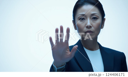 STOPをかけるスーツを着たビジネスウーマン 124406171