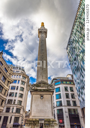 Historic Monument to the Great Fire of London surrounded by city buildings Historic Monument to the Great Fire of London surrounded by city buildings 124406870