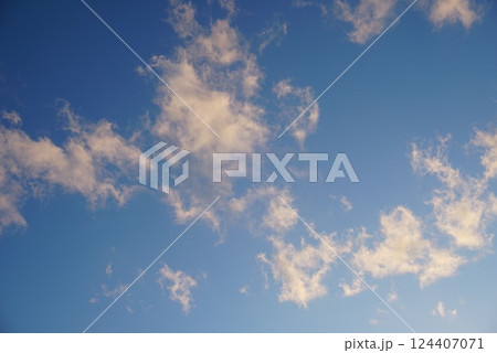 青空に浮かぶ雲 青空に浮かぶ雲 124407071