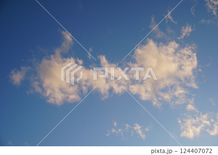 雲の間から見える青空 124407072