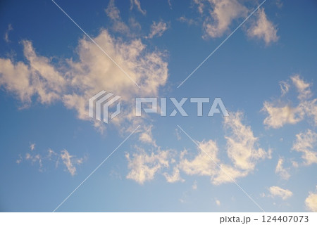 青空に浮かぶ雲 124407073