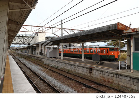 小諸駅に留置中のしなの鉄道115系電車（湘南色編成） 124407558