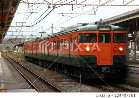 小諸駅に留置中のしなの鉄道115系電車（湘南色編成） 124407561