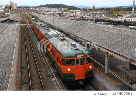 小諸駅に留置中のしなの鉄道115系電車（湘南色編成） 124407562