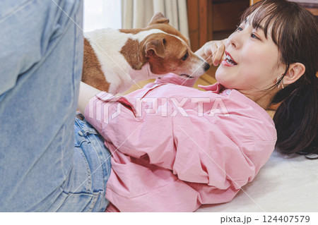 犬と戯れる女性 124407579
