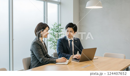 会議をする日本人のビジネスパーソン, AI生成 124407652