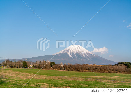 【静岡県】春の晴天の富士山 【静岡県】春の晴天の富士山 124407702