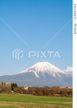 【静岡県】春の晴天の富士山 【静岡県】春の晴天の富士山 124407703