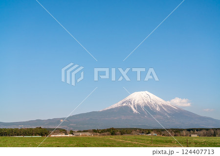【静岡県】春の晴天の富士山 124407713