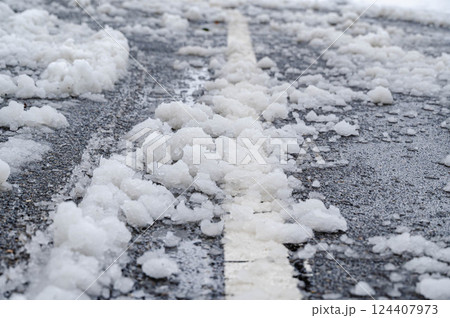 道路に残る溶けだした雪 124407973