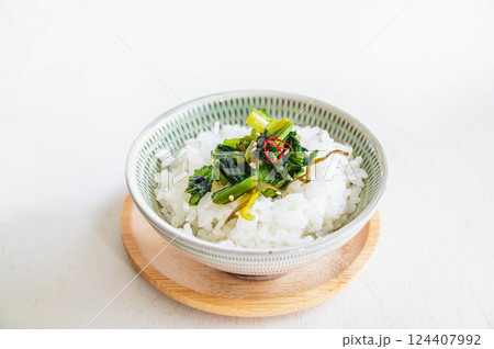 小松菜と塩昆布の浅漬けをのせたご飯 小松菜と塩昆布の浅漬けをのせたご飯 124407992