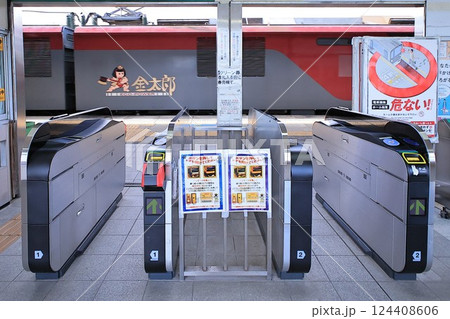 高浜駅を通過する安中貨物 高浜駅を通過する安中貨物 124408606
