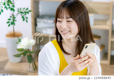 スマホを見る若い女性 スマホを見る若い女性 124408645