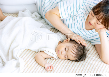 お昼寝する親子 お昼寝する親子 124408699