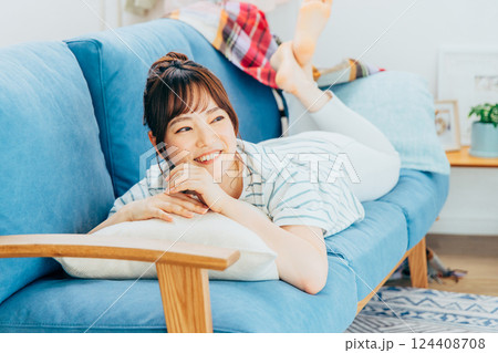 リビングでくつろぐ若い女性 リビングでくつろぐ若い女性 124408708