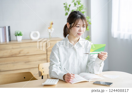 家計簿をつける女性 124408817