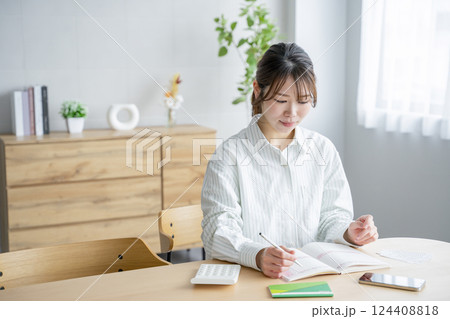 家計簿をつける女性 124408818