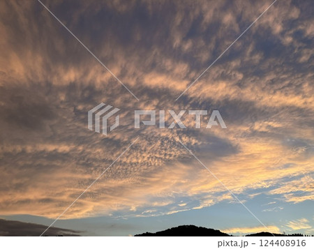 自然を感じる夕暮れ時の空の風景 自然を感じる夕暮れ時の空の風景 124408916